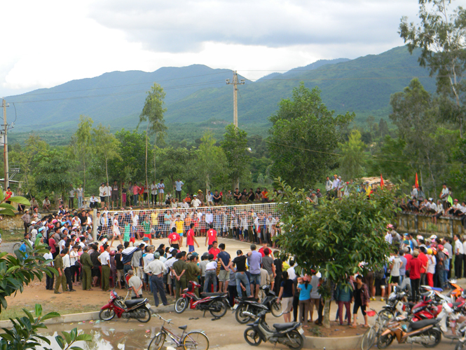 Một điểm tổ chức thi đấu bóng chuyền mừng Ngày Quốc khánh của xã Sơn Hóa (Tuyên Hóa).