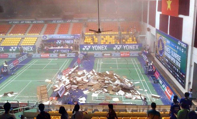 Quang cảnh ở nhà thi đấu Phan Đình Phùng tối qua sau khi trần nhà bị sập. Ảnh: Zing
