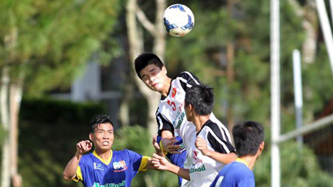 Tập thể U19 Việt Nam (áo trắng) đã có sự gắn kết rất lớn