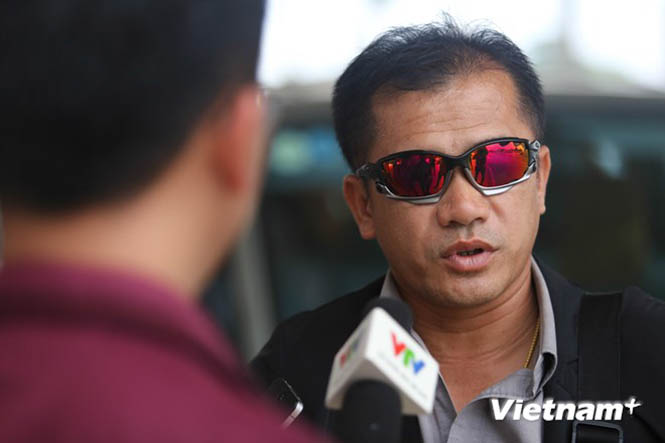 Trưởng đoàn Somsak Sirithum trả lời báo giới thay cho huấn luyện viên trưởng chưa có mặt. (Ảnh: Minh Chiến/Vietnam+)