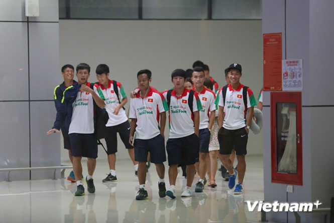 Các tuyển thủ U19 Việt Nam là đội bóng cuối cùng có mặt tại Hà Nội. Đúng 9 giờ 30 tối, chuyến bay của họ mới đáp xuống Nội Bài. (Ảnh: Minh Chiến/Vietnam+)