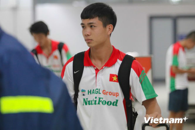 Công Phượng đến Hà Nội với danh hiệu cầu thủ xuất sắc nhất Cúp Hassanal Bolkial 2014. (Ảnh: Minh Chiến/Vietnam+)