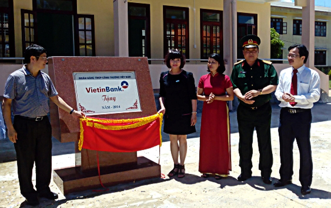 Đồng chí Trần Tiến Dũng, Phó Chủ tịch UBND tỉnh cùng đại diện lãnh đạo VietinBank bàn giao công trình Trường Tiểu học số 1 Đại Trạch.