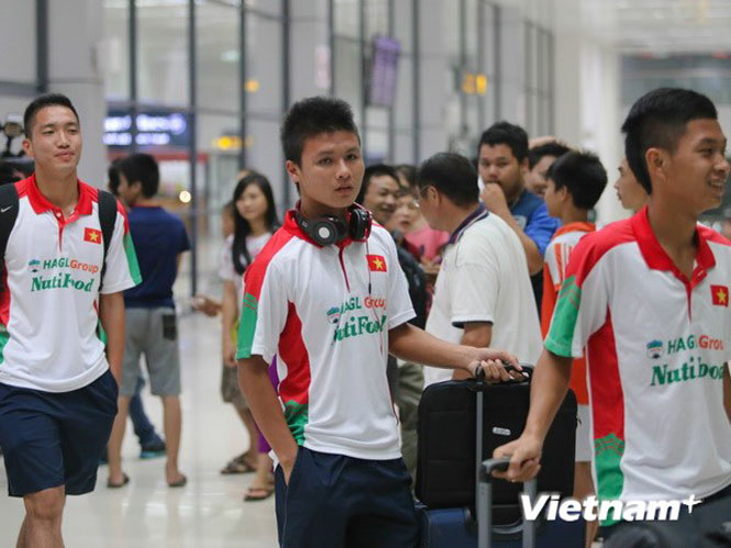 Quang Hải (ở giữa) trở về Hà Nội cùng U19 Việt Nam tối qua (3-9). (Ảnh: Minh Chiến/Vietnam+)