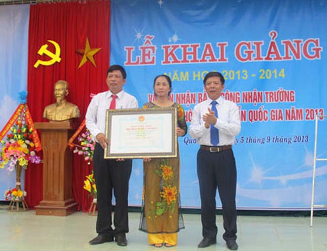 Năm học 2013-2014, Trường THPT Lê Hồng Phong đón bằng công nhận trường đạt chuẩn quốc gia do đồng chí Nguyễn Hữu Hoài, Phó Bí thư Tỉnh ủy,  Chủ tịch UBND tỉnh trao tặng.