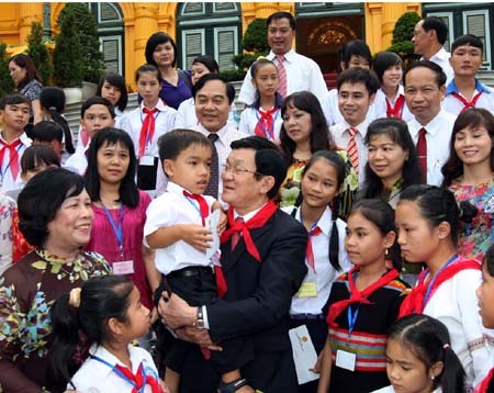 Chủ tịch nước Trương Tấn Sang với các trẻ em nghèo hiếu học, học giỏi. Ảnh: TTXVN