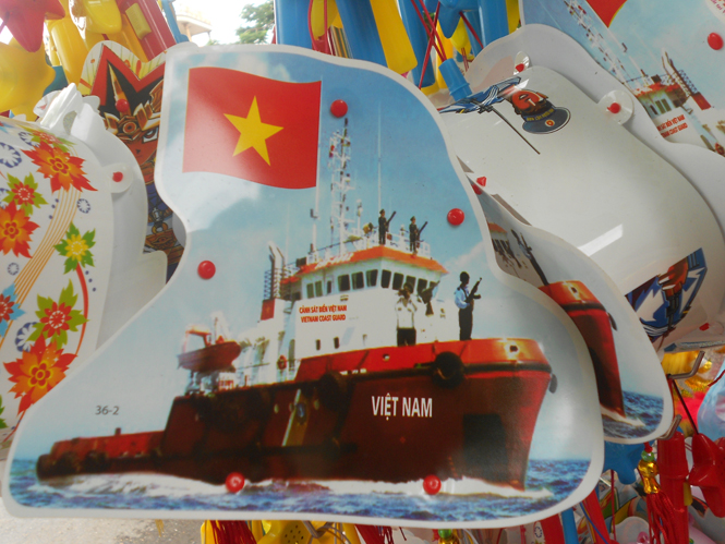 Tàu hải quân, tàu công vụ thực thi bảo vệ chủ quyền biển Việt Nam là những hình ảnh mới xuất hiện trên những chiếc đèn lồng.