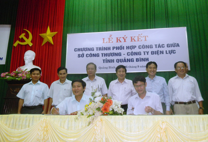 Lễ ký kết chương trình phối hợp công tác giữa Sở Công thương và Công ty Điện lực Quảng Bình.