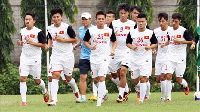 Trung vệ Mạnh Hùng (áo số 3, thứ 2 từ trái sang) bất ngờ nằm trong số 7 cầu thủ bị loại