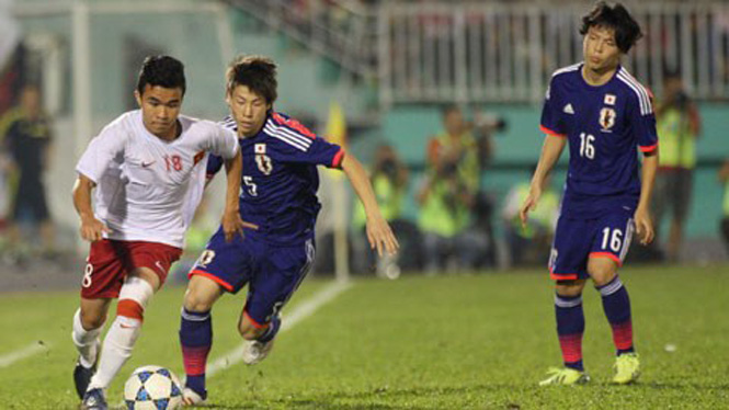 U19 Việt Nam (trái) và U19 Nhật Bản sẽ có một trận cầu tấn công tận hiến
