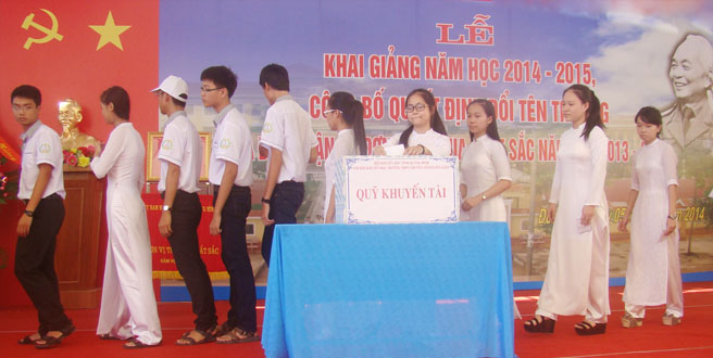 Đông đảo học sinh Trường THPT Chuyên Võ Nguyên Giáp ủng hộ quỹ Khuyến tài năm học 2014-2015.