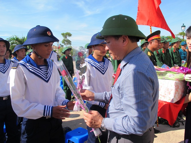  Đồng chí Trần Văn Tuân, UVTV Tỉnh ủy, Phó Chủ tịch UBND tỉnh tặng hoa và động viên các tân binh trước lúc lên đường nhập ngũ.