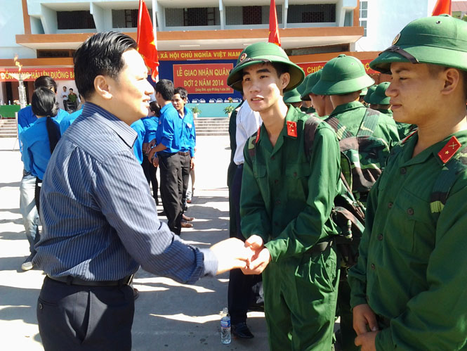 Đồng chí Nguyễn Tiến Hoàng, TUV, Phó Chủ tịch UBND tỉnh chúc mừng các tân binh lên đường ngập ngũ.