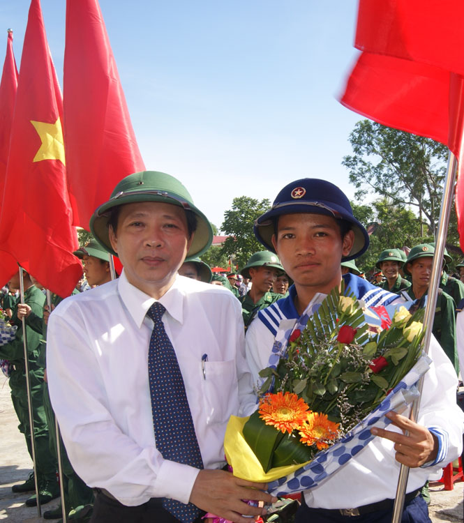Đồng chí Hoàng Đăng Quang, Phó Bí thư Thường trực  Tỉnh ủy, Trưởng đoàn đại biểu Quốc hội tỉnh tặng hoa cho tân binh.