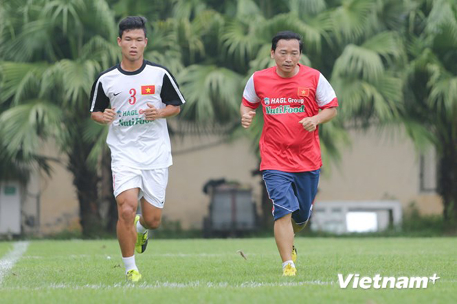Thủ lĩnh hàng phòng ngự Đông Triều (trái) sẽ không thể tham dự trận đấu chiều nay với U19 Nhật Bản. (Ảnh: Minh Chiến/Vietnam+)