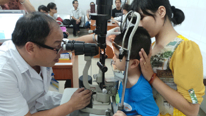 BS. Nguyễn Hoàng Cương khám bệnh cho bệnh nhân tại Viện Mắt Trung ương