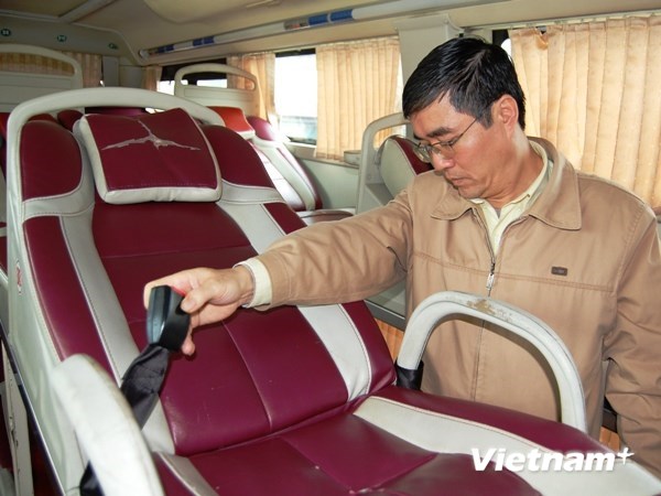 Kiểm xe hệ thống dây đeo an toàn cho hành khách đi xe gường nằm. (Ảnh: Việt Hùng/Vietnam+)