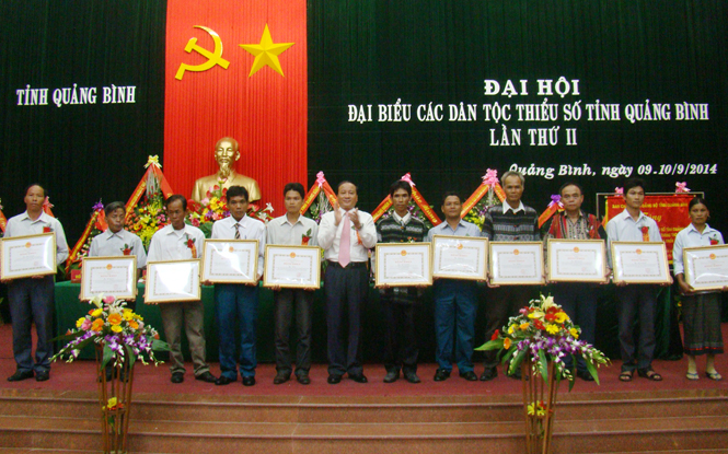 Đồng chí Trần Văn Tuân, Ủy viên Thường vụ Tỉnh ủy, Phó Chủ tịch UBND tỉnh, trao bằng khen của UBND tỉnh cho những cá nhân có thành tích xuất sắc trong công tác dân tộc.