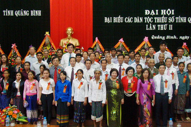 Các đồng chí lãnh đạo tỉnh và Ủy ban Dân tộc chụp ảnh lưu niệm với các đại biểu dân tộc thiểu số.