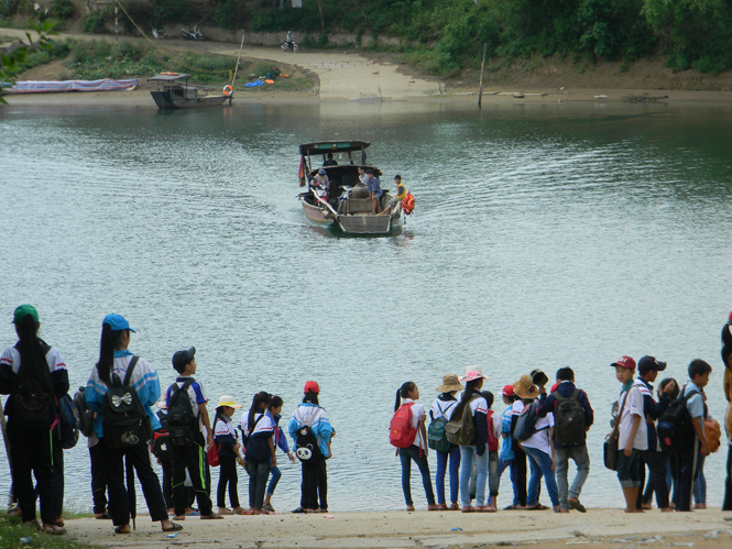 Cảnh đợi đò thường thấy của học sinh ở các thôn Sảo Phong, Mã Thượng và Cao Trạch, xã Phong Hóa (Tuyên Hóa).