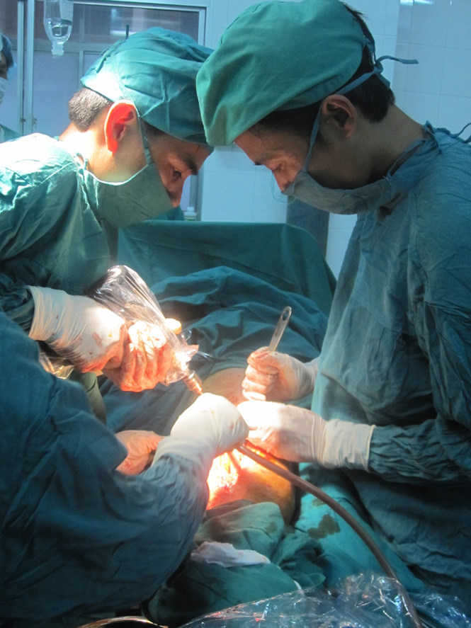 Hoạt động ứng dụng kỹ thuật cao trong phẫu thuật điều trị cho người bệnh đang được đẩy mạnh ở nhiều bệnh viện trong tỉnh.