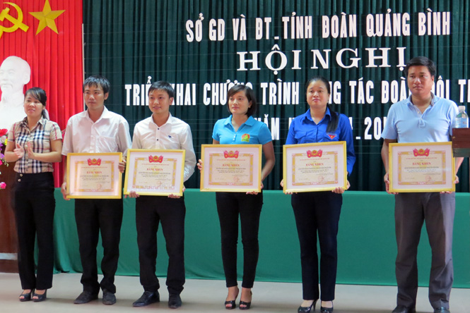 Chị Nguyễn Thị Minh, Chủ tịch Hội đồng Đội tỉnh trao bằng khen cho các tập thể và cá nhân có thành tích xuất sắc trong công tác Đội và phong trào thiếu nhi năm học 2013 – 2014.