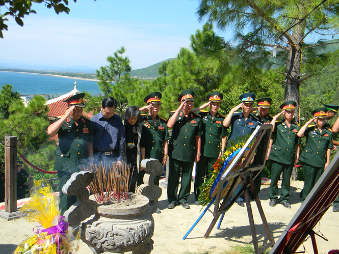  Các cựu chiến binh, lãnh đạo tỉnh và đại diện gia đình Đại tướng Võ Nguyên Giáp dâng hương tại khu mộ.