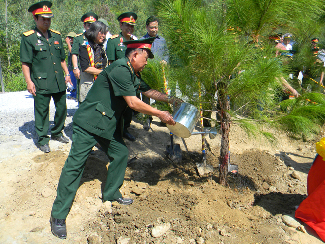  Đồng chí Thượng tướng Nguyễn Văn Được trồng cây thông bên lối lên khu mộ Đại tướng Võ Nguyên Giáp.