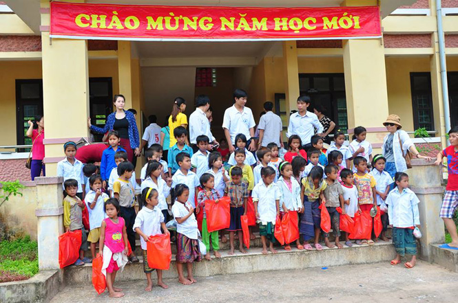 Nhóm thiện nguyện Quảng Bình trao quà cho học sinh Trường TH Cờ Đỏ.