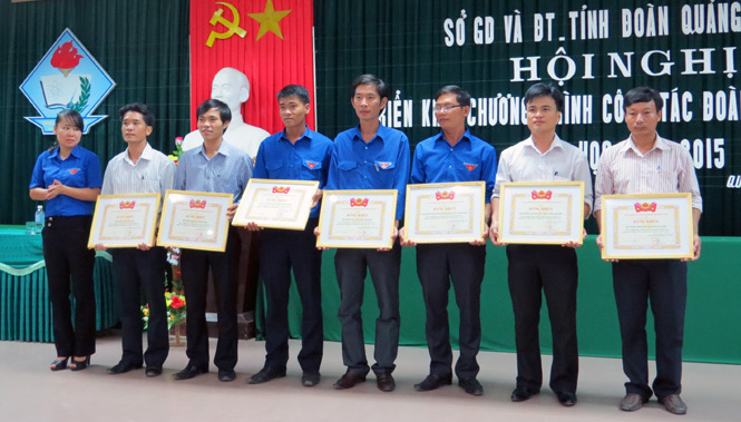 Ban Thường vụ Tỉnh Đoàn trao bằng khen của Trung ương Đoàn cho các tập thể và cá nhân có thành tích xuất sắc trong công tác Đoàn và phong trào thanh niên trường học năm học 2013-2014.