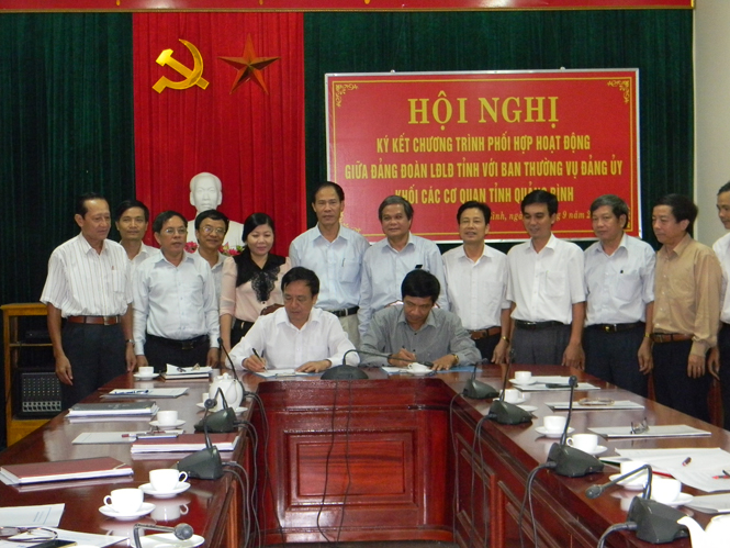 Lãnh đạo Đảng đoàn LĐLĐ tỉnh và Đảng ủy Khối Các cơ quan tỉnh ký kết chương trình phối hợp.