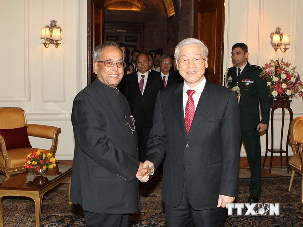 Tổng Bí thư Nguyễn Phú Trọng bắt tay Tổng thống Ấn Độ Pranab Mukherjee trong chuyến thăm Ấn Độ năm 2013. (Ảnh: TTXVN)