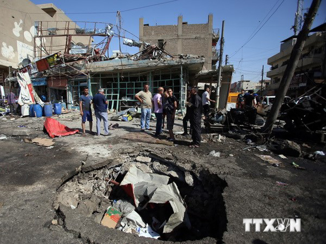 Hố sâu tạo ra trong vụ đánh bom ở Baghdad. (Nguồn: AFP/TTXVN)