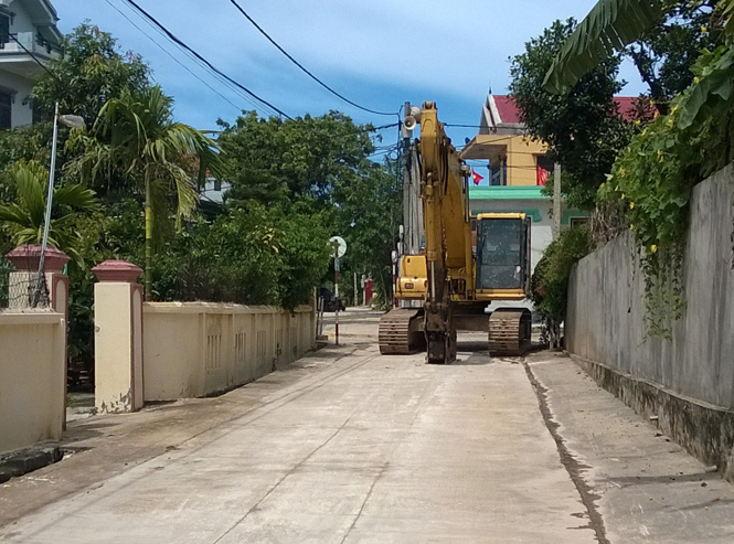 Đơn vị thi công đưa thiết bị cơ giới đến thi công hệ thống thoát nước thải trên tuyến đường ở tổ dân phố 2, phường Bắc Lý  (TP. Đồng Hới).