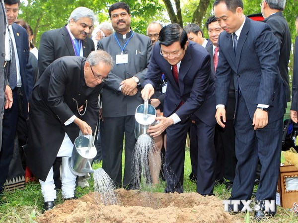Chủ tịch nước Trương Tấn Sang và Tổng thống Ấn Độ Pranab Mukherjee trồng cây Bồ đề trong Khu di tích Chủ tich Hồ Chí Minh tại Phủ Chủ tịch. (Ảnh: Nguyễn Khang/TTXVN)
