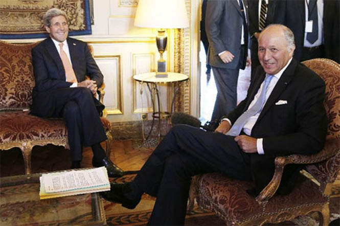 Ngoại trưởng Mỹ John Kerry và Ngoại trưởng Pháp Laurent Fabius gặp nhau bên lề Hội nghị Hòa bình và An ninh tại Paris (Ảnh AFP)