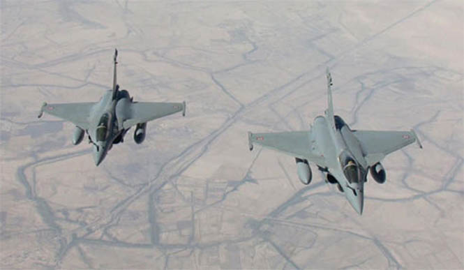 Hai máy bay chiến đấu Rafale của Pháp cất cánh từ căn cứ Al-Dhafra ở Các tiểu vương quốc Arab (UAE) hỗ trợ các cuộc không kích (Ảnh AFP)