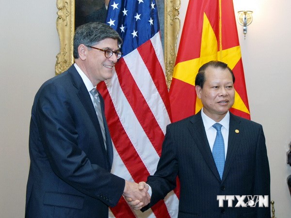 Phó Thủ tướng Vũ Văn Ninh với Bộ trưởng Tài chính Mỹ Jack Lew (trái). (Ảnh: Quang Hòa/TTXVN)