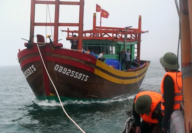 Lực lượng Bộ đội Biên phòng cứu hộ thành công một tàu cá bị nạn ở Thanh Trạch (Bố Trạch).