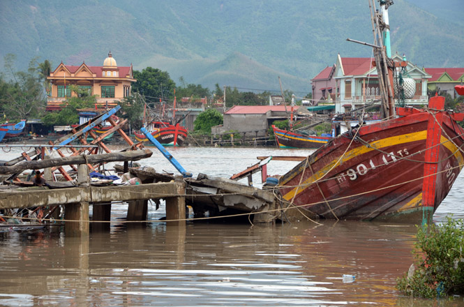 Một tàu cá của ngư dân xã Cảnh Dương (Quảng Trạch) bị bão đánh chìm.