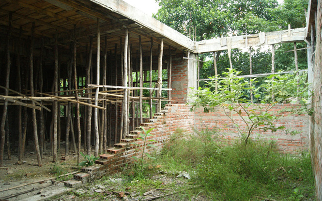 Công trình lớp học 2 tầng, 4 phòng học tại Trường TH-THCS Hoá Sơn có tổng mức đầu tư ban đầu gần 2 tỷ đồng bị bỏ hoang hơn 1 năm qua.