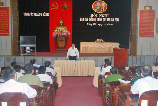 Đồng chí Hoàng Đăng Quang, Phó Bí thư Thường trực Tỉnh ủy, Trưởng đoàn đại biểu Quốc hội tỉnh, phát biểu tại hội nghị.