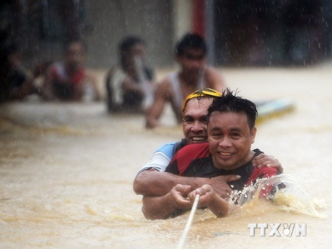 Người dân sơ tán khỏi khu vực ngập lụt do bão Fung-Wong ở Marikina, ngoại ô Manila. (Nguồn: AFP/TTXVN)