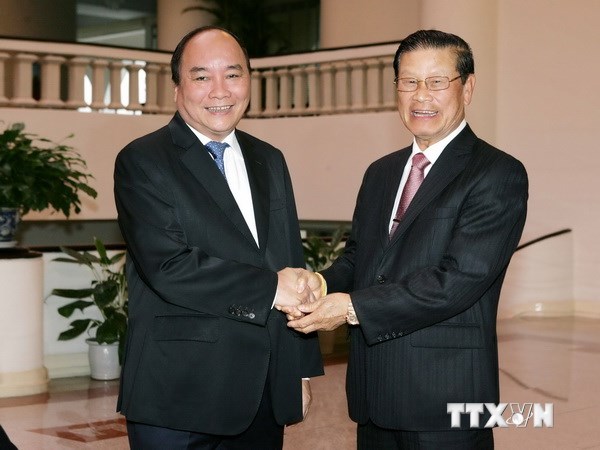 Phó Thủ tướng Nguyễn Xuân Phúc tiếp Phó Thủ tướng Lào Somsavat Lengsavad đang ở thăm và làm việc tại Việt Nam. (Ảnh: Doãn Tấn/TTXVN)