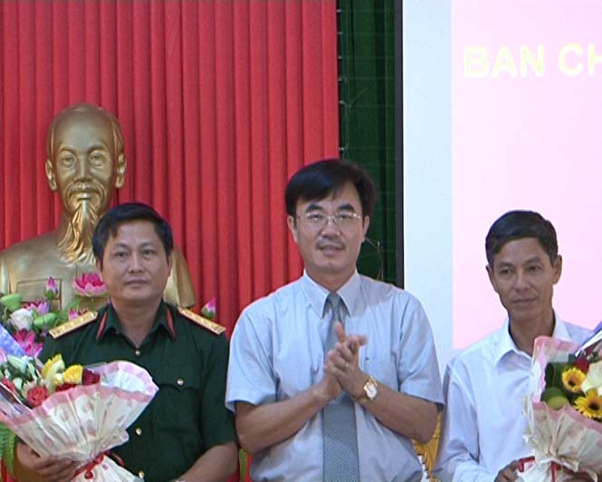 Đồng chí Nguyễn Lương Bình, Bí thư Huyện ủy Minh Hóa tăng hoa và chúc mừng đồng chí Đinh Hữu Niên và đồng chí Đào Duy Sơn tại Hội nghị