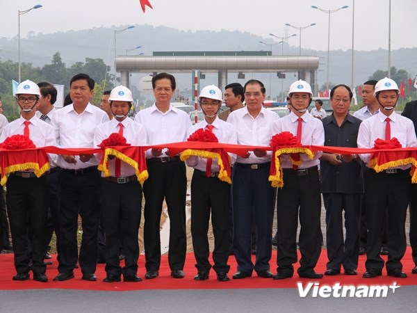 Cắt băng khánh thành đường Cao tốc dài nhất Việt Nam (Ảnh: Việt Hùng/Vietnam+)