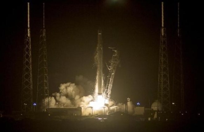  Tên lửa đẩy Falcon 9 mang theo tàu chở hàng Dragon được phóng lên từ căn cứ không quân Cape Canaveral ở Florida. (Nguồn: Reuters)