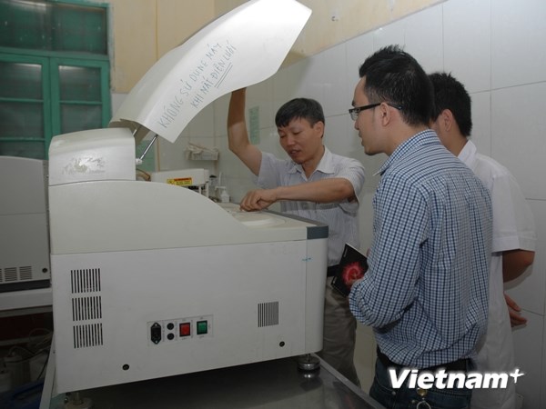 Lãnh đạo Sở Y tế Hà Nội kiểm tra thiết bị y tế tại Bệnh viện Đa khoa huyện Hoài Đức. (Ảnh: PV/Vietnam+)