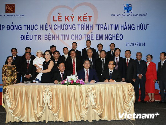 Lễ ký kết chương trình mổ tim miễn phí cho 15.000 trẻ em nghèo. (Ảnh: Chí Tưởng/Vietnam+)