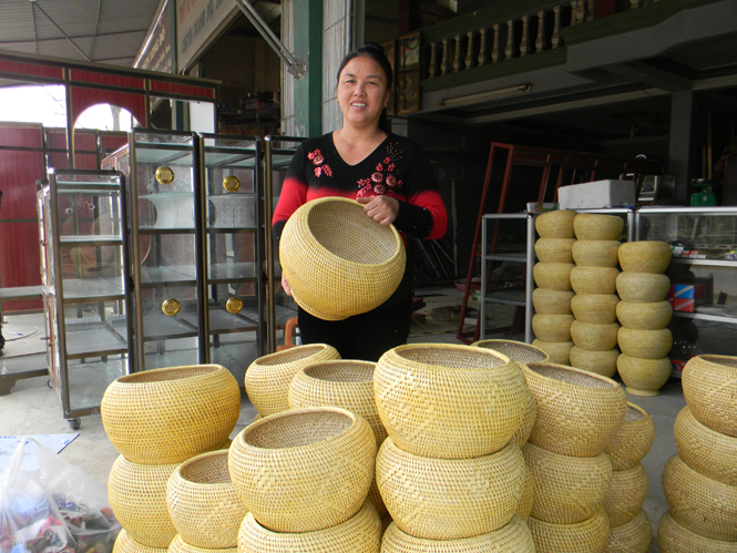 Sản phẩm mây tre đan của bà con giáo dân xã Mai Hóa luôn được người mua tin dùng.